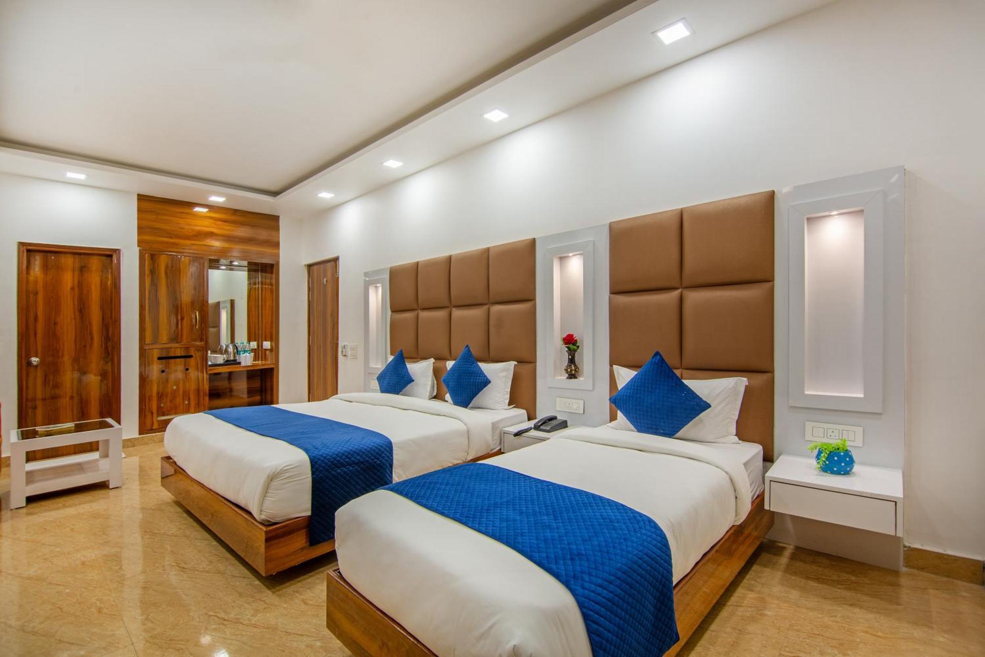 Rahul Palace By Golden Tree Near Metro Station And Ajmal Khan Market Yeni Delhi Dış mekan fotoğraf