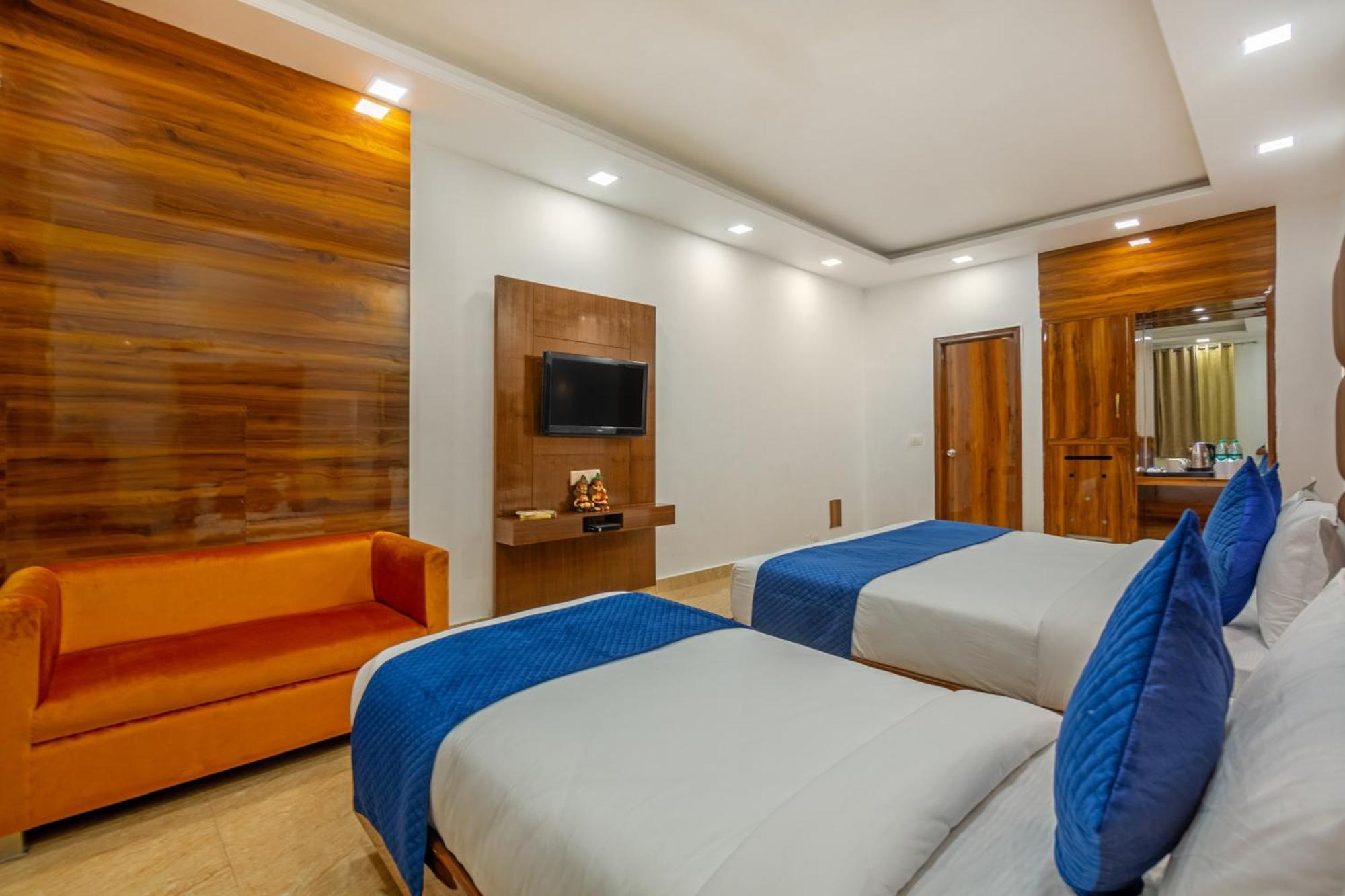 Rahul Palace By Golden Tree Near Metro Station And Ajmal Khan Market Yeni Delhi Dış mekan fotoğraf
