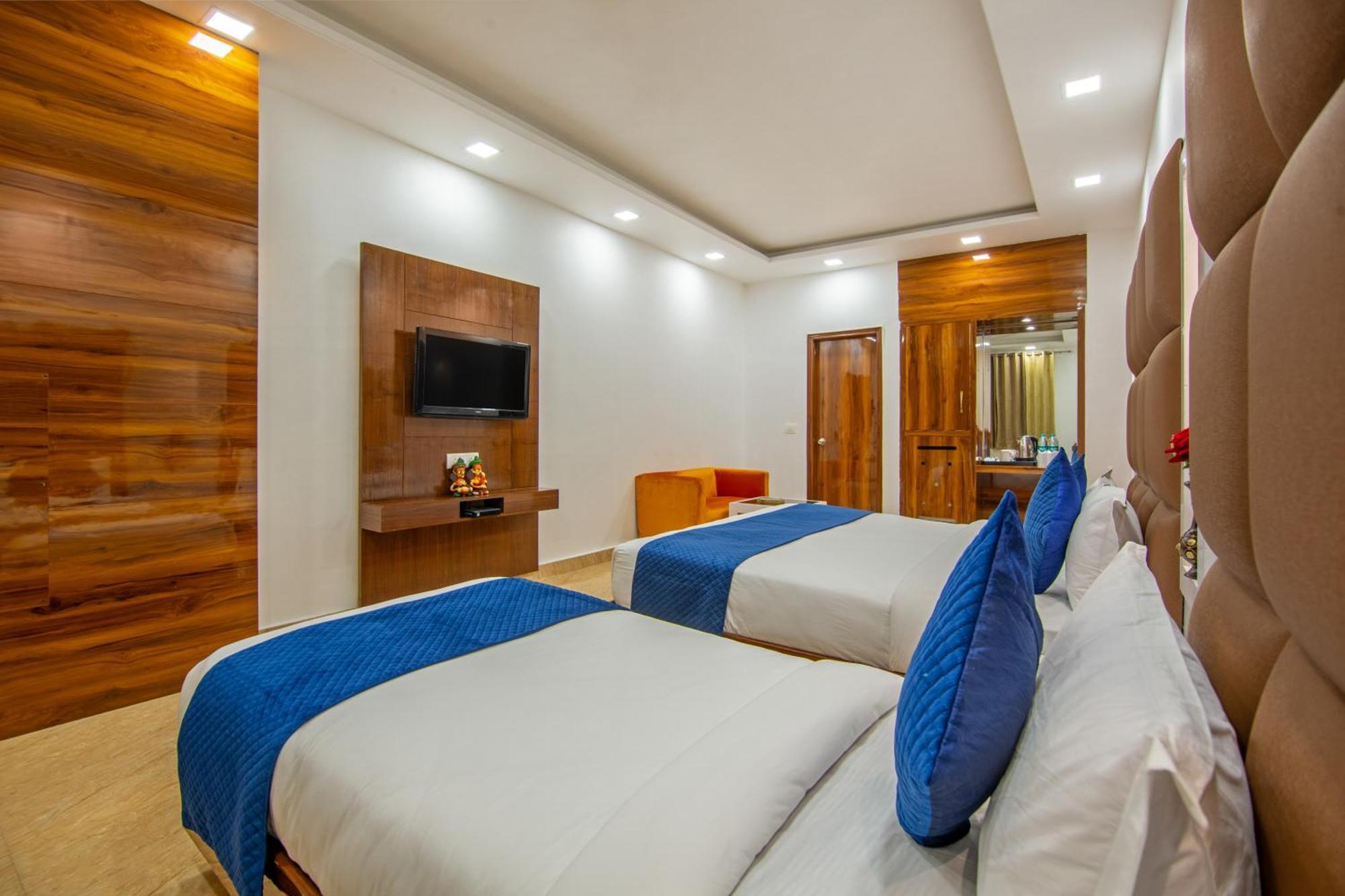 Rahul Palace By Golden Tree Near Metro Station And Ajmal Khan Market Yeni Delhi Dış mekan fotoğraf