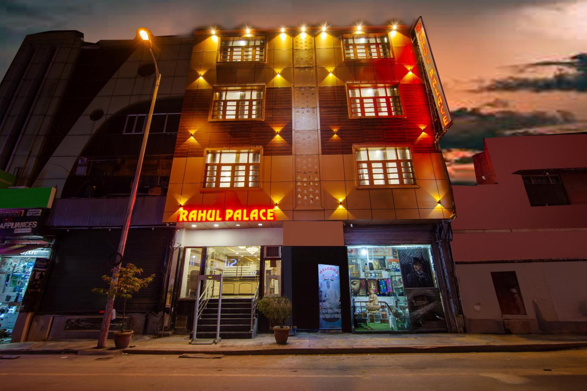 Rahul Palace By Golden Tree Near Metro Station And Ajmal Khan Market Yeni Delhi Dış mekan fotoğraf
