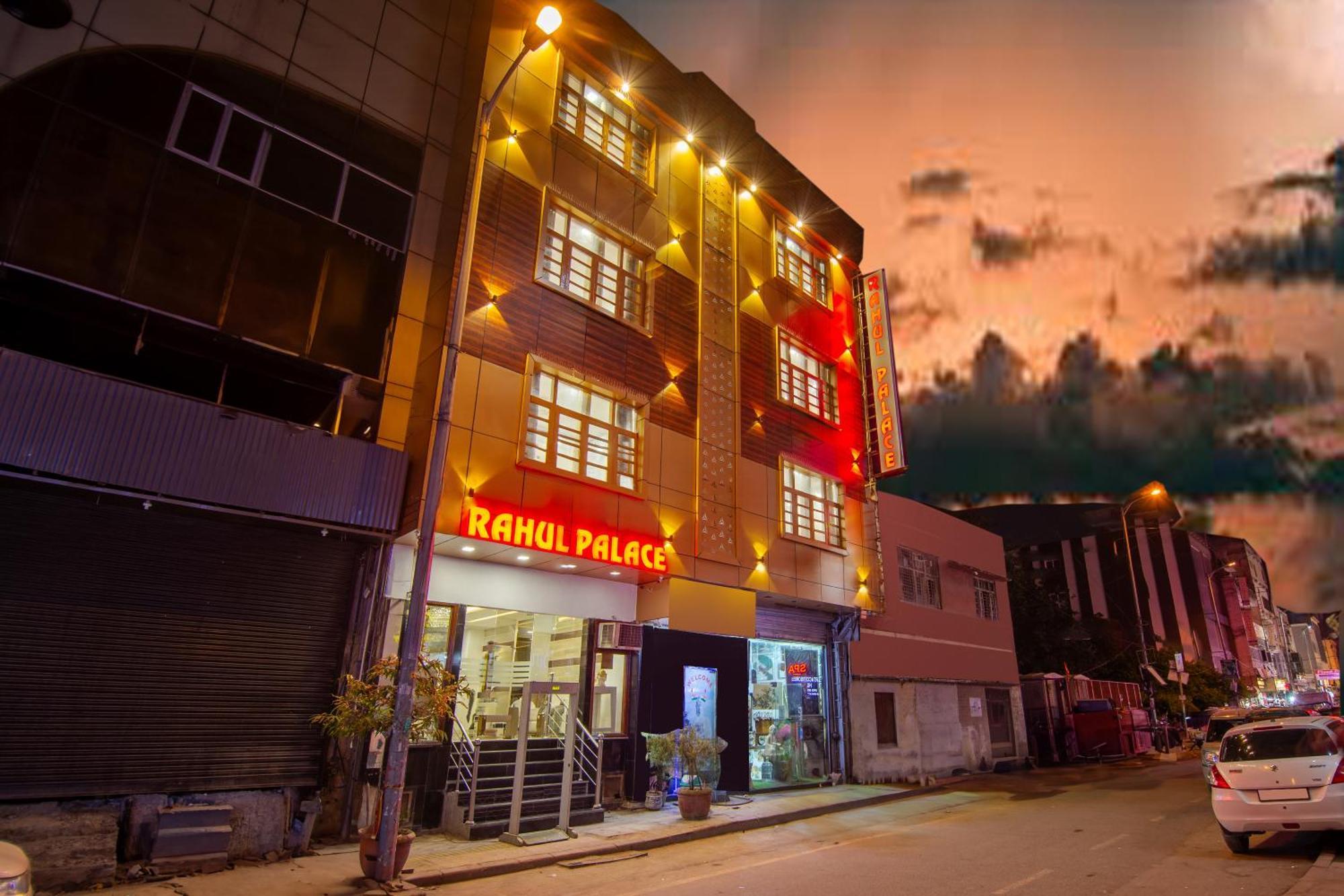 Rahul Palace By Golden Tree Near Metro Station And Ajmal Khan Market Yeni Delhi Dış mekan fotoğraf