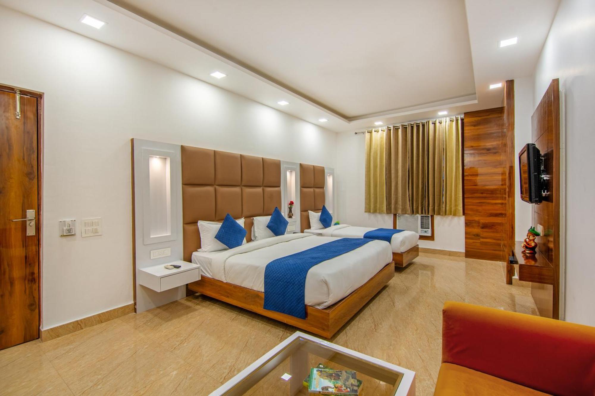 Rahul Palace By Golden Tree Near Metro Station And Ajmal Khan Market Yeni Delhi Dış mekan fotoğraf