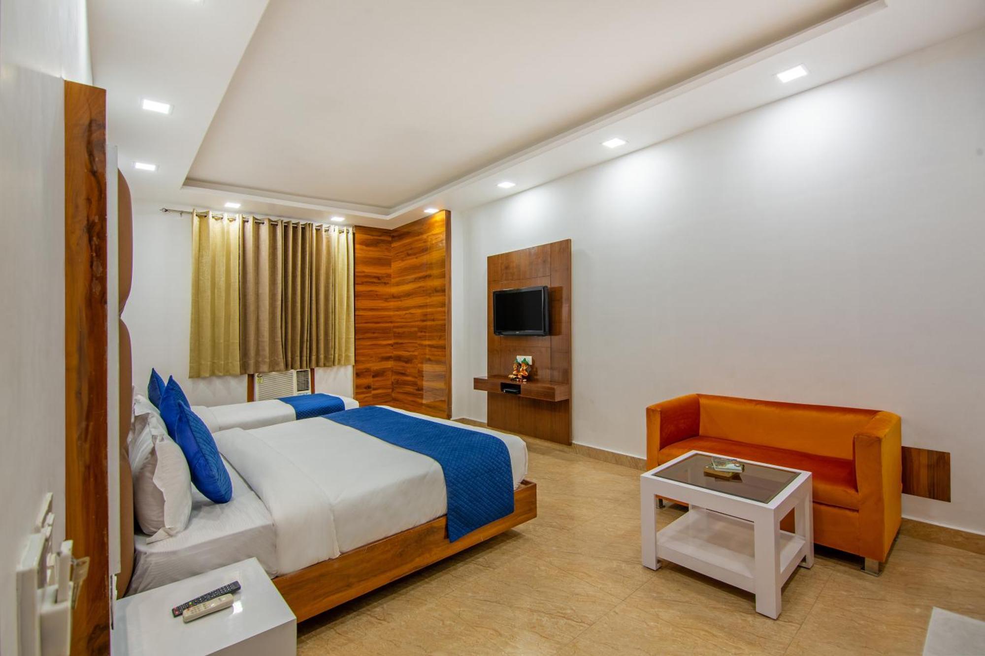 Rahul Palace By Golden Tree Near Metro Station And Ajmal Khan Market Yeni Delhi Dış mekan fotoğraf