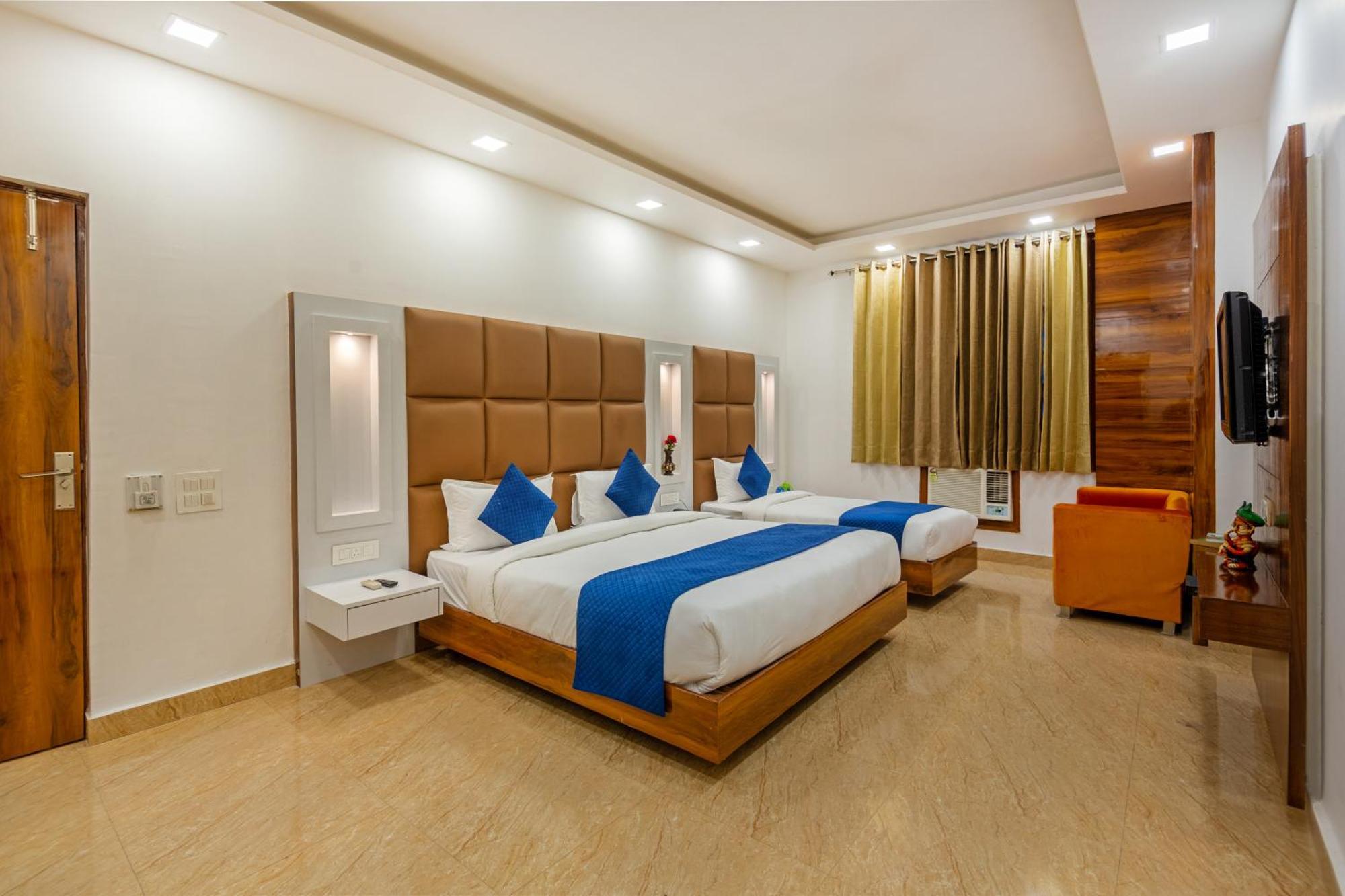 Rahul Palace By Golden Tree Near Metro Station And Ajmal Khan Market Yeni Delhi Dış mekan fotoğraf