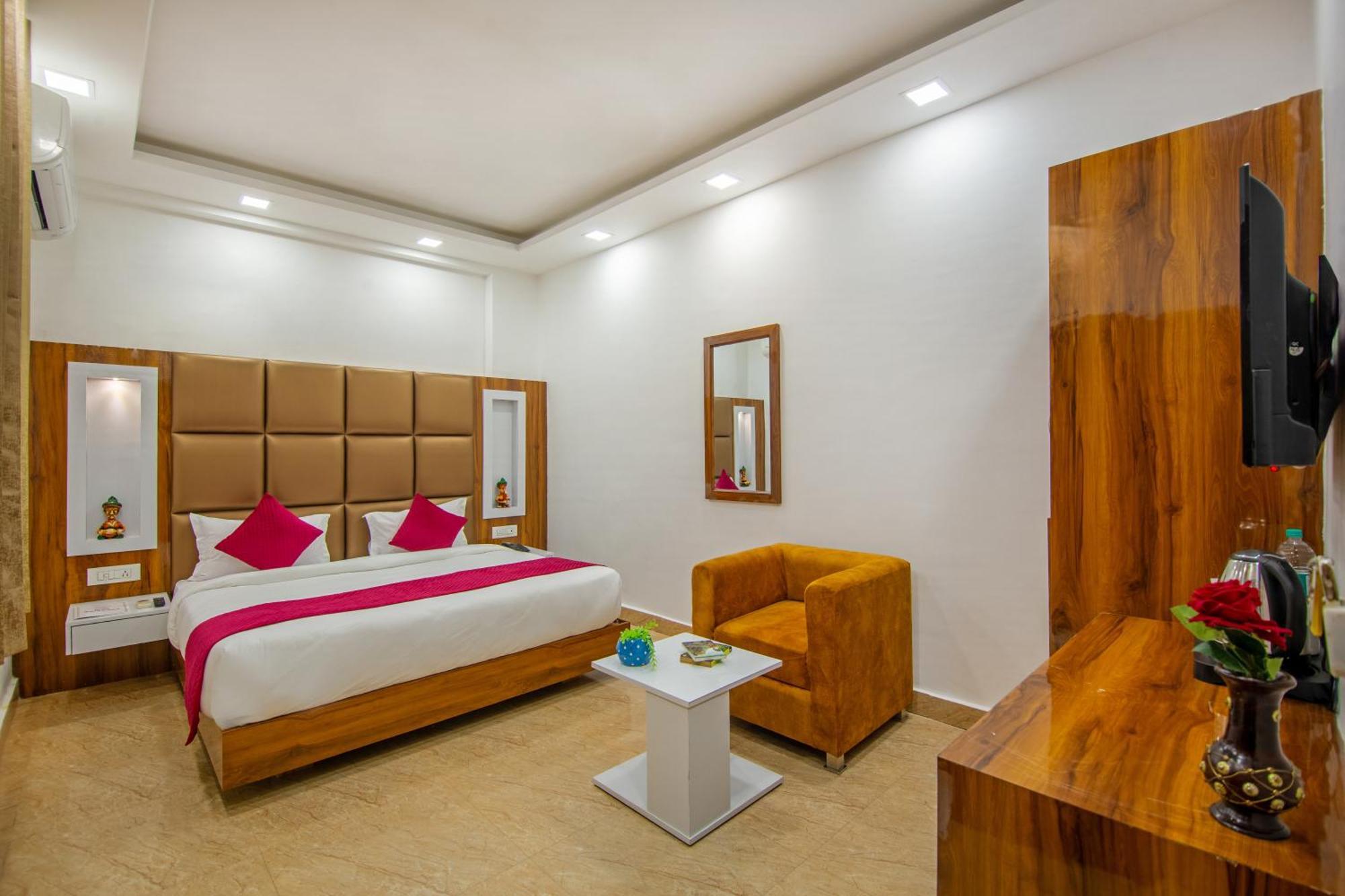 Rahul Palace By Golden Tree Near Metro Station And Ajmal Khan Market Yeni Delhi Dış mekan fotoğraf