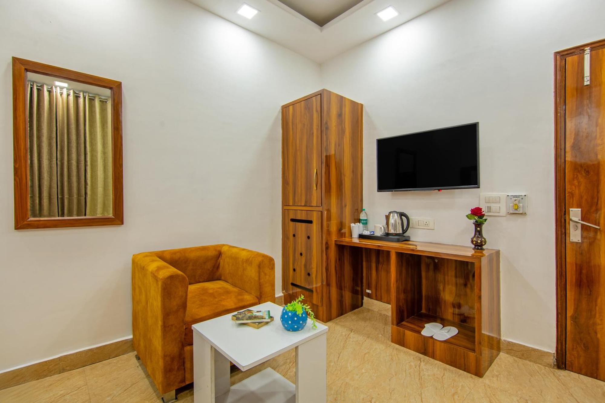 Rahul Palace By Golden Tree Near Metro Station And Ajmal Khan Market Yeni Delhi Dış mekan fotoğraf