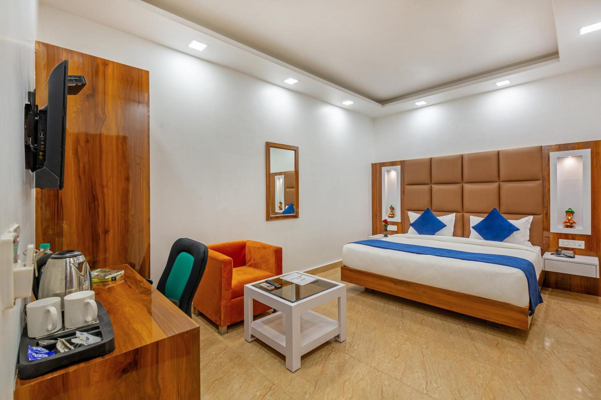 Rahul Palace By Golden Tree Near Metro Station And Ajmal Khan Market Yeni Delhi Dış mekan fotoğraf