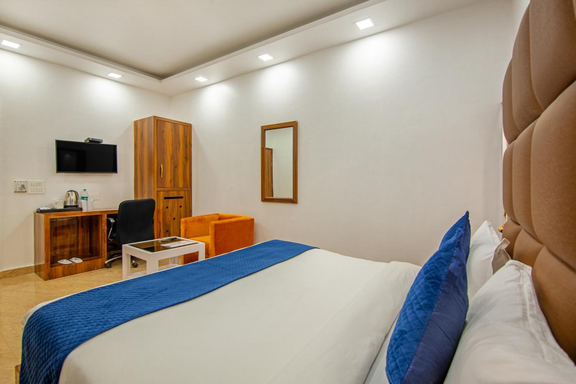 Rahul Palace By Golden Tree Near Metro Station And Ajmal Khan Market Yeni Delhi Dış mekan fotoğraf