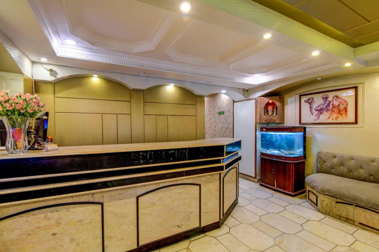 Rahul Palace By Golden Tree Near Metro Station And Ajmal Khan Market Yeni Delhi Dış mekan fotoğraf