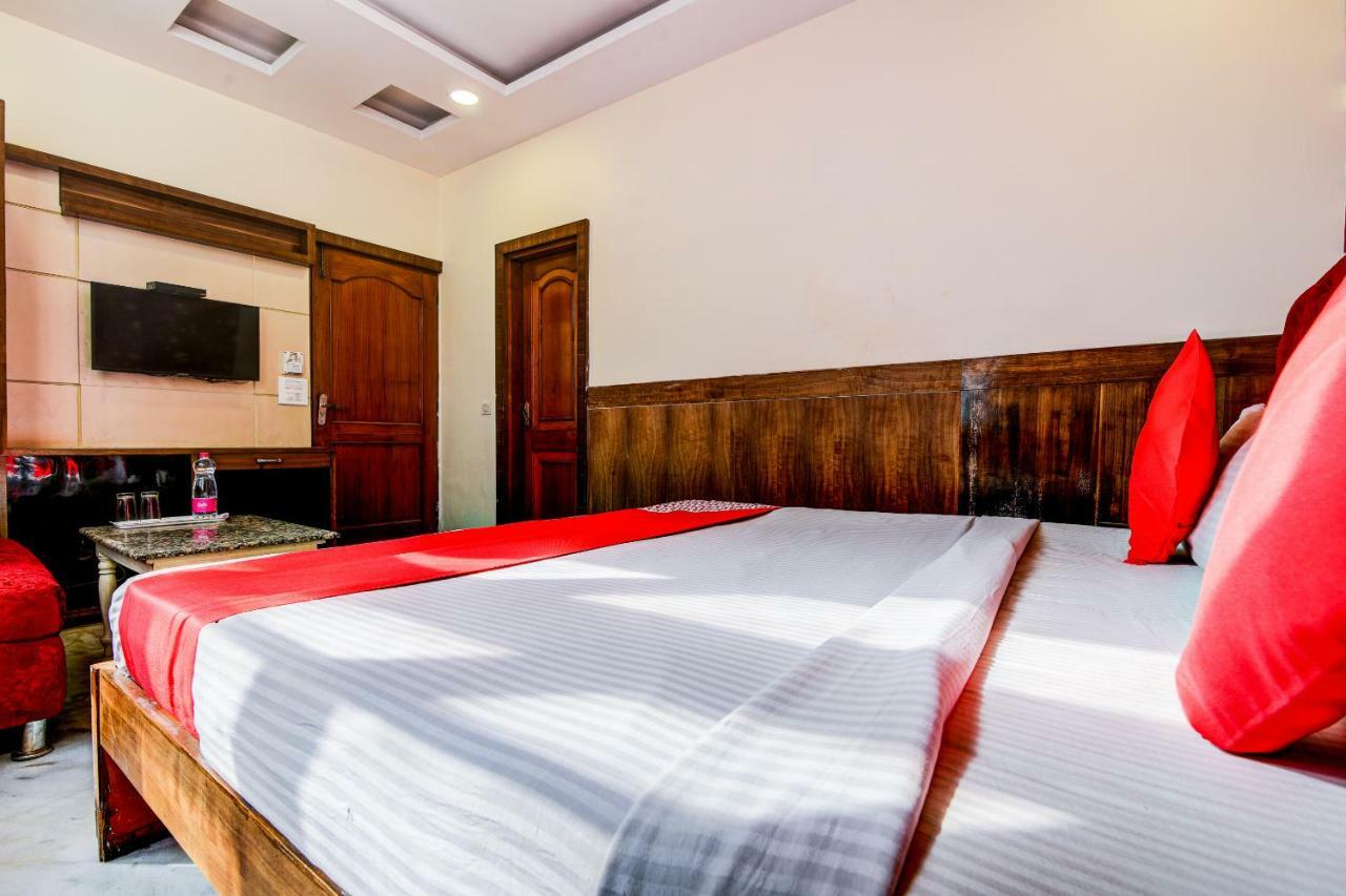 Rahul Palace By Golden Tree Near Metro Station And Ajmal Khan Market Yeni Delhi Dış mekan fotoğraf