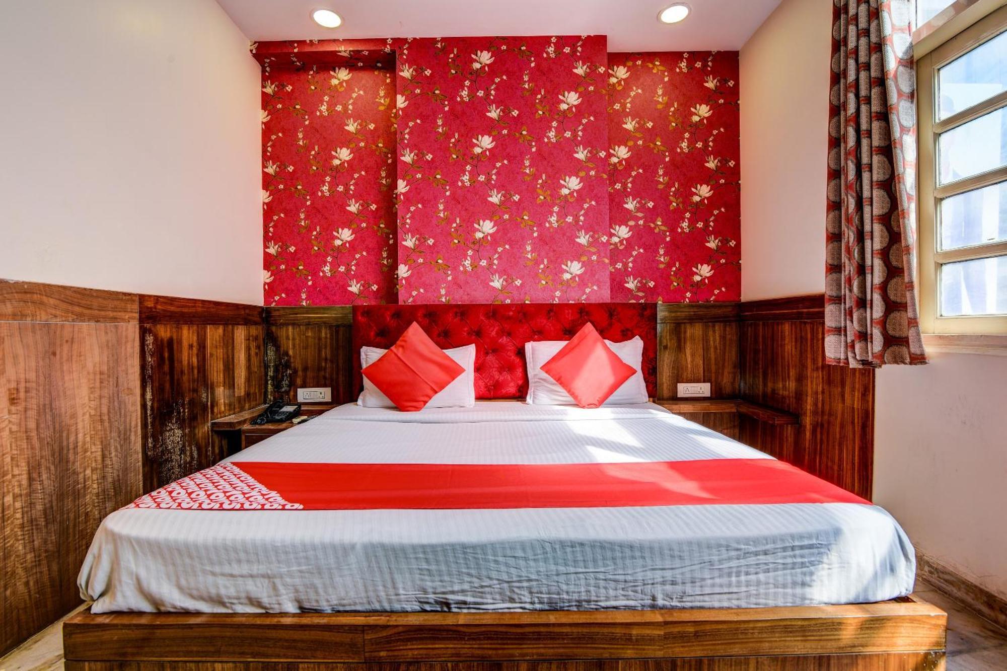 Rahul Palace By Golden Tree Near Metro Station And Ajmal Khan Market Yeni Delhi Dış mekan fotoğraf