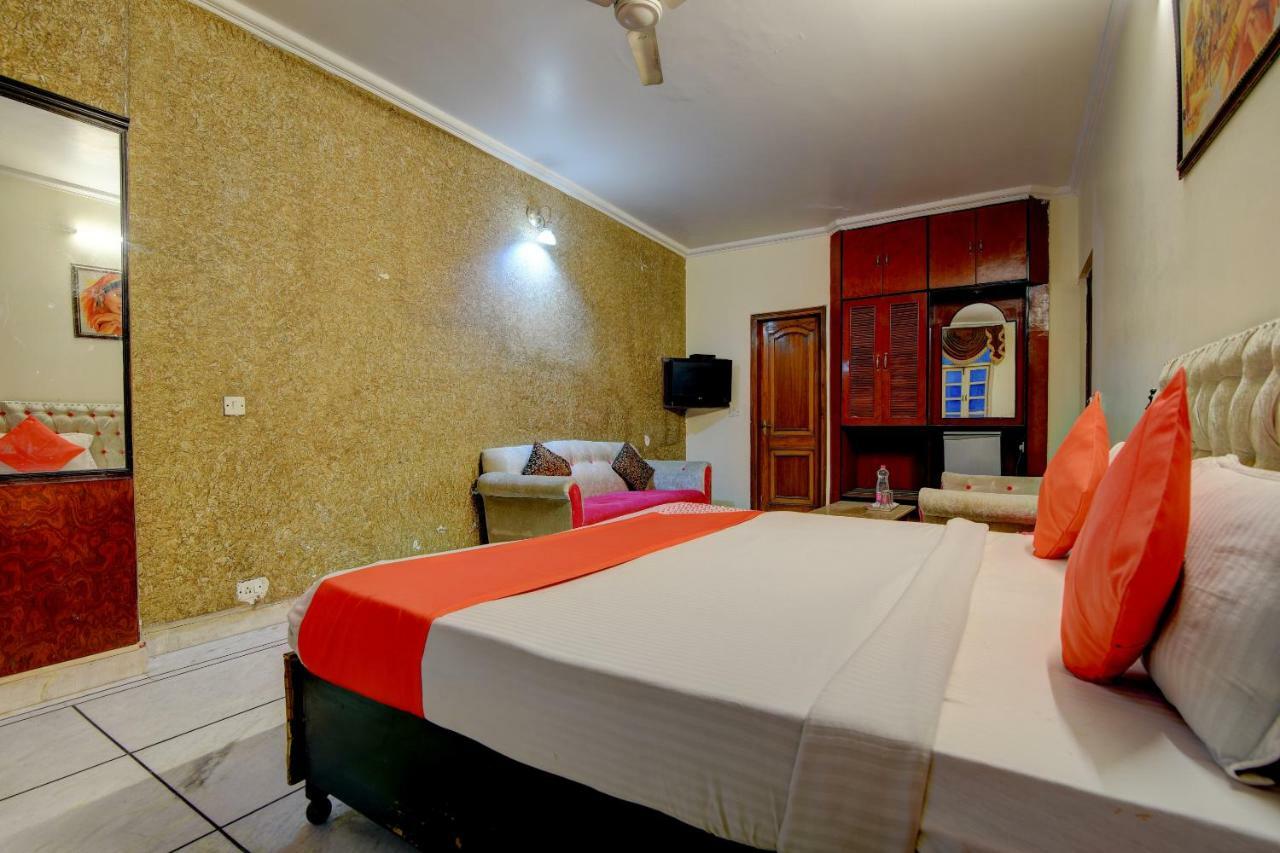 Rahul Palace By Golden Tree Near Metro Station And Ajmal Khan Market Yeni Delhi Dış mekan fotoğraf